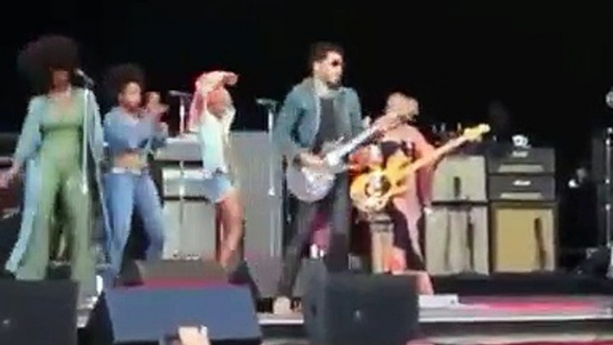Le pantalon de Lenny Kravitz craque en plein concert dévoilant ses parties intimes !