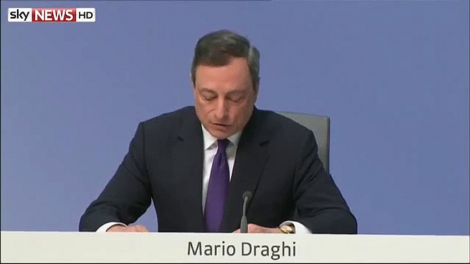 Mario Draghi, le directeur de la BCE, attaqué par une Femen