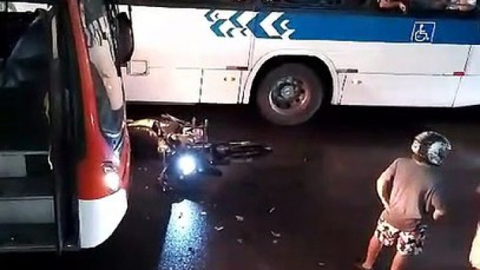 Motociclista fica ferido após colidir com ônibus no Jacintinho