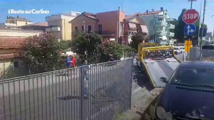 Incidente a Rimini, perde il controllo dell?auto e finisce sui binari. Video