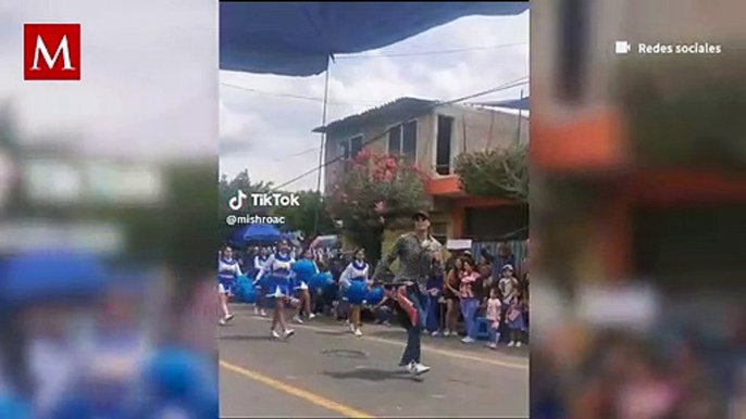 Profesor se roba las miradas durante el desfile por las fiestas patrias en Hidalgo