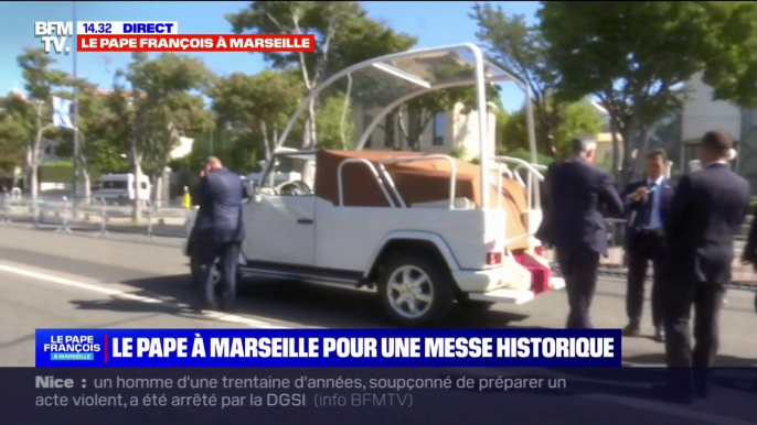 Le pape à Marseille: la papamobile du pape François se prépare pour descendre l'Avenue du Prado