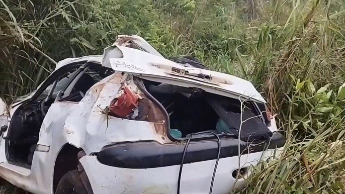 Condutor fica ferido após carro sair da pista da PR-323 e parar cerca de 100 metros distante