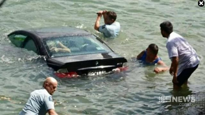 Donna intrappolata nell’auto che affonda, salvata da due  agenti