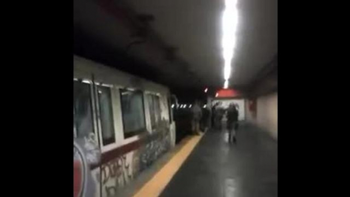Roma, i passeggeri della metro A costretti a camminare sui binari