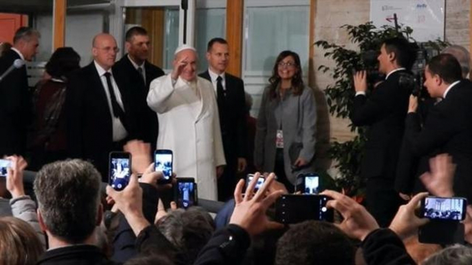 Tanti auguri a te per Papa Francesco mentre lascia l'Ostello della Caritas