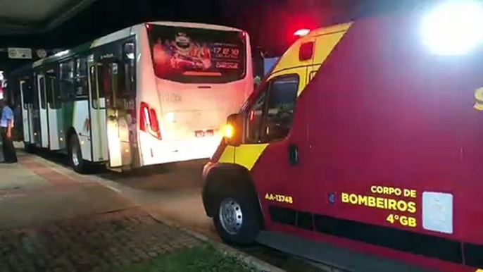 Idosa fica ferida ao cair de ônibus do transporte coletivo na Av. Tancredo Neves