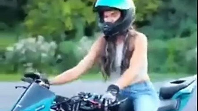 Elle maitrise sa moto à la perfection... Démo incroyable