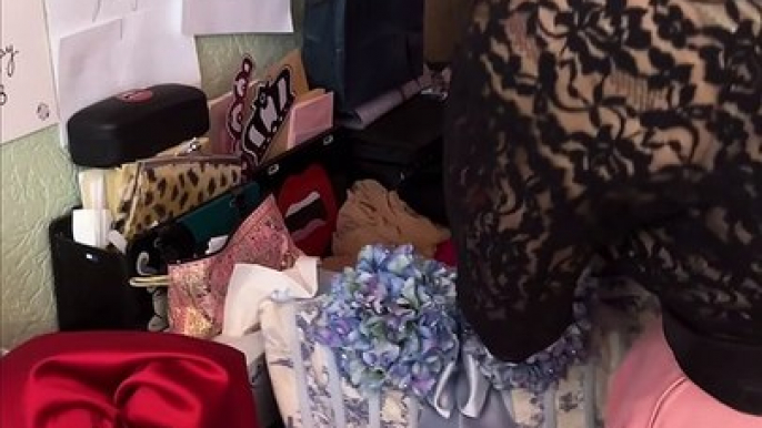 On a fait un tour dans l'atelier de Miss Boo, la styliste des plus grandes queens, et elle nous a partagé sa plus grande passion : créer des vêtements ✨ Ses tenues seront visibles durant la tournée des Drag Race France Saison  2