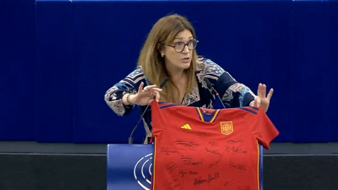 Soraya Rodríguez (Cs) exhibe una camiseta de la Selección en el Parlamento Europeo con firmas para Jenni Hermoso
