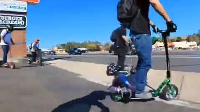 Enorme gamelle des dizaines de jeunes en trottinette électrique... Douloureux