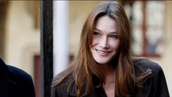 Carla Bruni  :ce SMS à Brigitte Macron qui a tout changé entre Nicolas Sarkozy et Emmanuel Macron