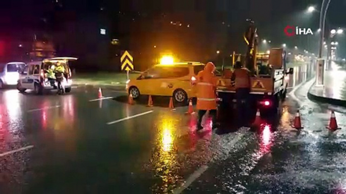 Rize’de şiddetli yağışlar sonrası yol çöktü