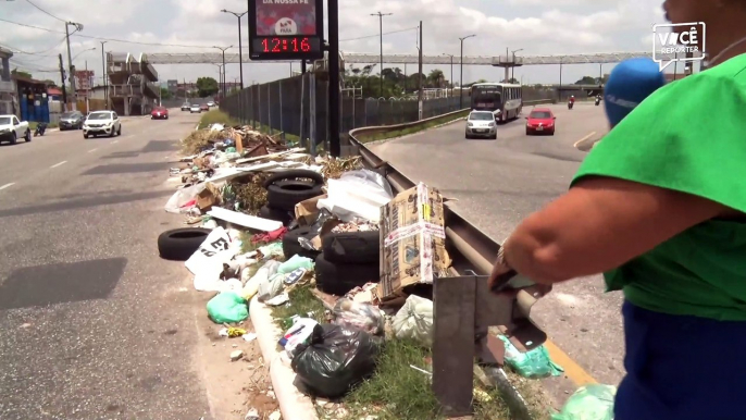 Pedreiro João da Cruz reclama de lixos na avenida Pedro Álvares Cabral, em Belém