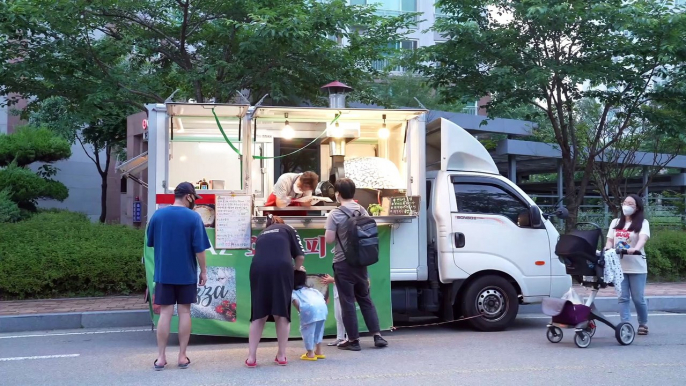 Italian Pizza Baked in a Truck - Korean Street Food