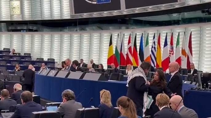 El Parlamento Europeo impide al eurodiputado de IU, Manu Pineda, intervenir con el pañuelo palestino