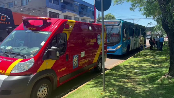 Idosa fica ferida ao sofrer queda dentro do transporte coletivo