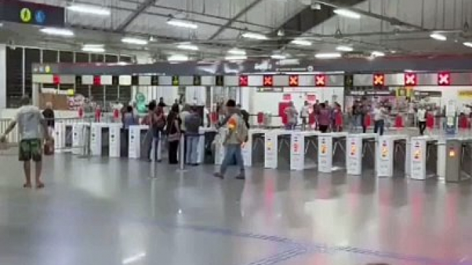 Briga envolvendo torcida organizada do Bahia termina em correria no metrô