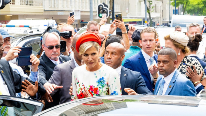 GALA VIDEO - Maxima et Willem-Alexander des Pays-Bas chahutés lors d’un bain de foule en Afrique du sud