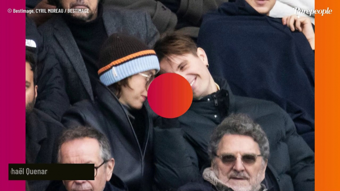 Raphaël Quenard est-il en couple ? Très tactile avec une jolie brune à lunettes en tribunes, elle le fait craquer !