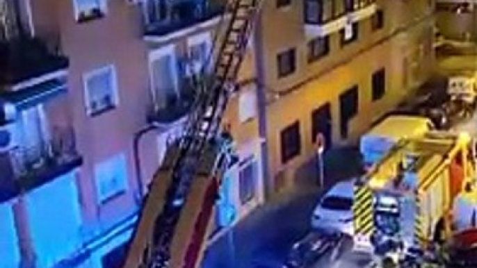 #EnEspaña Los bomberos llegan a apagar un fuego y una mujer les grita pidiendo otro tipo de ayuda.