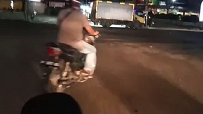 Pengendara Sepeda Motor Menerobos Lampu Lalu Lintas