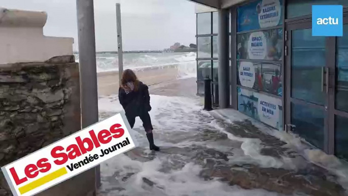 La tempête Céline et les grandes marées font le spectacle aux Sables-d'Olonne