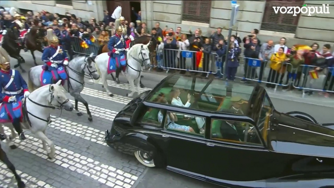 Algunas de las personas concentradas en las calles de Madrid cantan el 'cumpleaños feliz' a la princesa Leonor a su paso en el coche