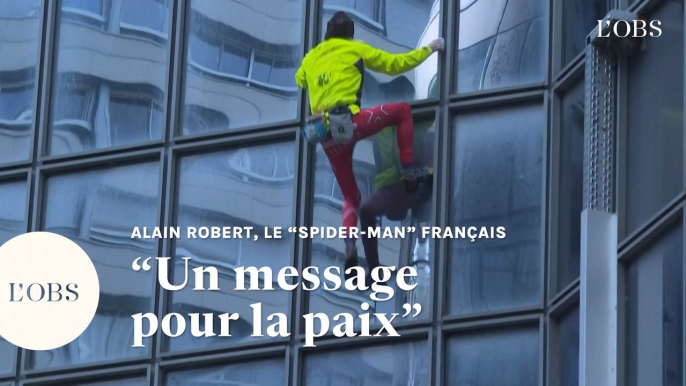 Guerre Israël-Hamas : le "Spider-Man" français escalade la tour Total pour appeler à la paix