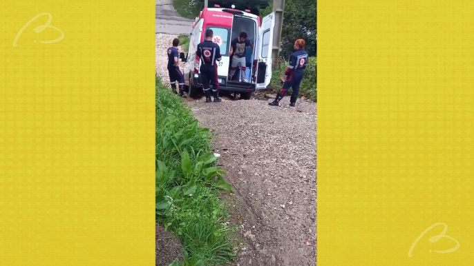 Ambulância do Samu fica atolada durante atendimento em Almirante Tamandaré