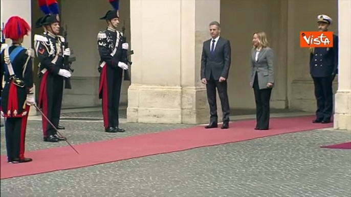 Meloni e il Primo Ministro Golob a Palazzo Chigi, siparietto tra i due per la stretta di mano