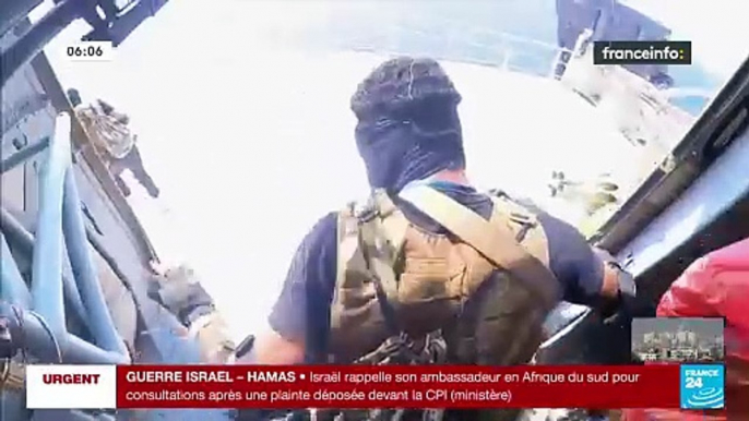 Guerre contre le Hamas : Les folles images d'un cargo appartenant à un homme d'affaire israélien pris d'assaut en mer rouge par des hommes armés avec un drapeau palestinien