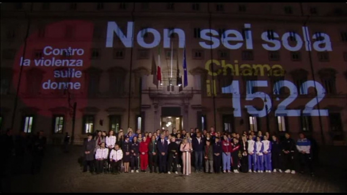 Palazzo Chigi illuminato contro la violenza sulle donne