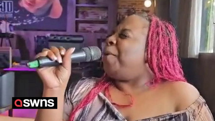 Woman shocks restaurant diners with her remarkable voice