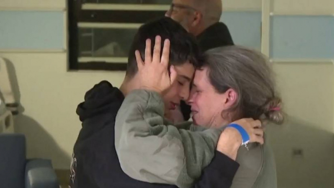 Video: emotivos reencuentros de rehenes liberados por Hamás con sus familias