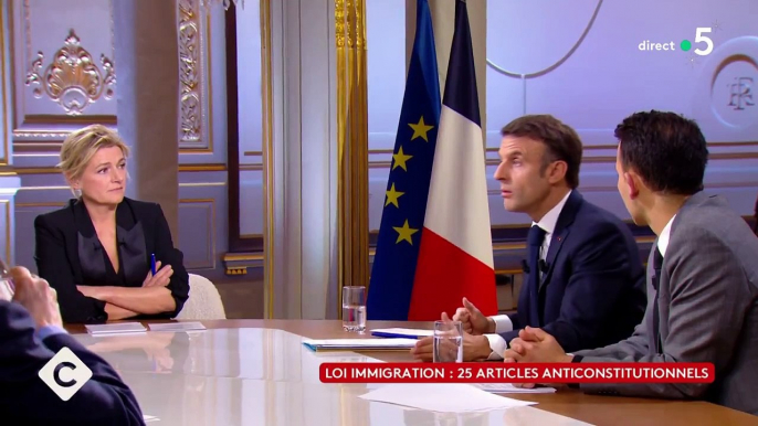 Emmanuel Macron sur l'immigration : "C'est une manœuvre de garçon de bain du Rassemblement national, une manœuvre grossière pour nous dire  au fond c'était mon texte, mais c'est faux"