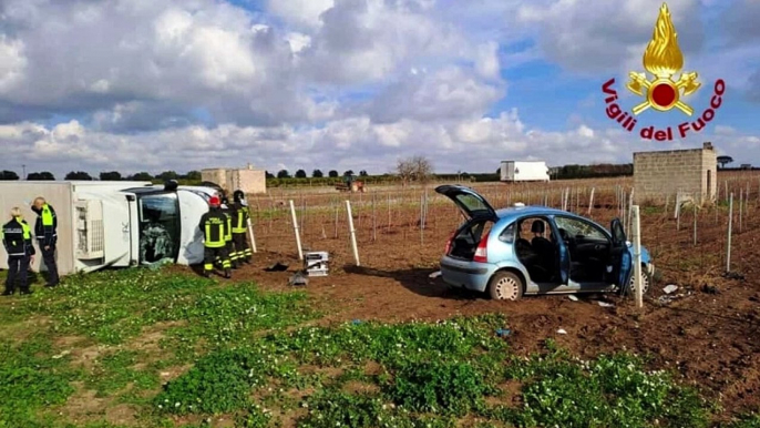 Puglia: donna intrappolata nell'auto dopo lo scontro contro un camion, l'incidente tra Francavilla e Sava