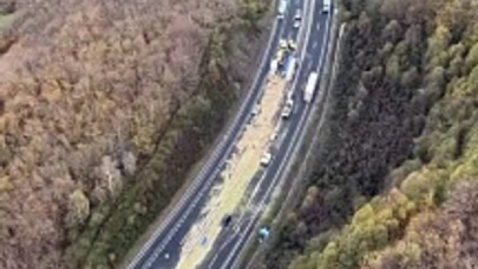 El vuelco de un camión cargado de hierba corta la Autopista del Huerna entre Asturias y León (Fuente: Guardia Civil de Asturias)