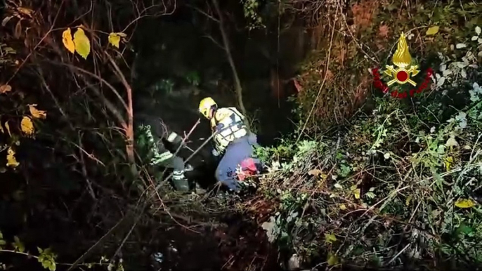 Terni, con l'auto finisce nel fiume: il salvataggio dei vigili del fuoco