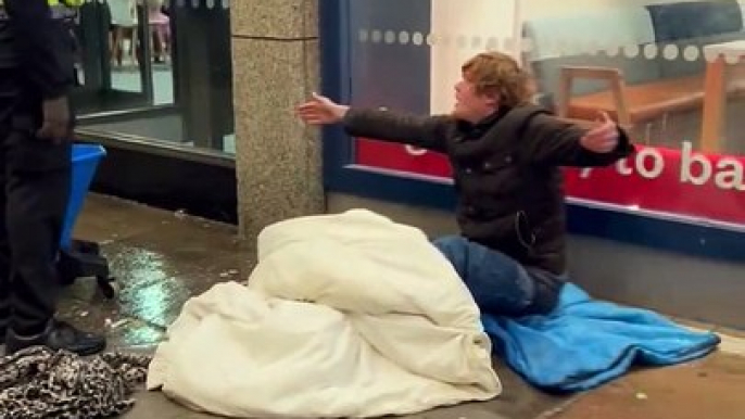 McDonald’s présente ses excuses après une vidéo où un agent a volontairement jeté de l’eau sur les affaires d’un sans-abri installé devant le restaurant