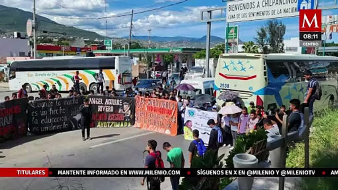 Estudiantes de Ayotzinapa bloquean Autopista del Sol por normalistas asesinados