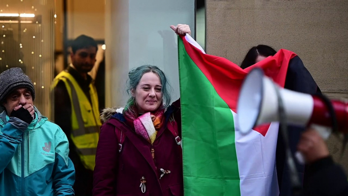 Protesters force Zara Glasgow to close