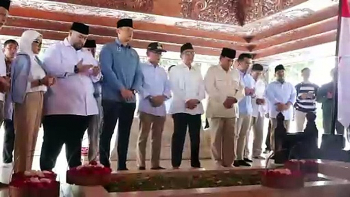 Ziarah ke Makam Proklamator Bung Karno, Capres Prabowo Subianto: Beliau Mempersatukan Kita