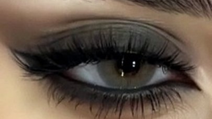 Éblouissants Maquillages des Yeux pour les Fêtes : Des Regards Festifs à Couper le Souffle