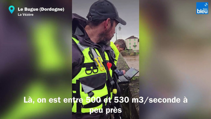 Dordogne : les agents de Vigicrues et leur mini surf pour mesurer le débit de la Vézère