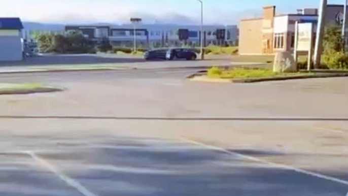 Chaque matin avant d’aller à l’école, ce petit garçon attend de saluer son père qui part au travail !