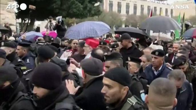 Betlemme, il patriarca latino di Gerusalemme guida la processione di Natale