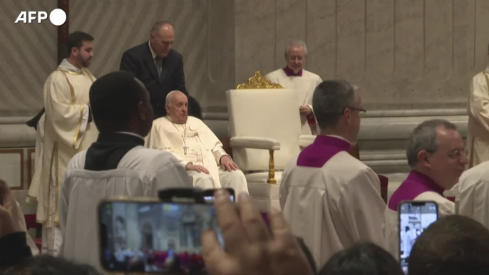 Papa Francesco nella basilica di San Pietro per i vespri e il Te Deum