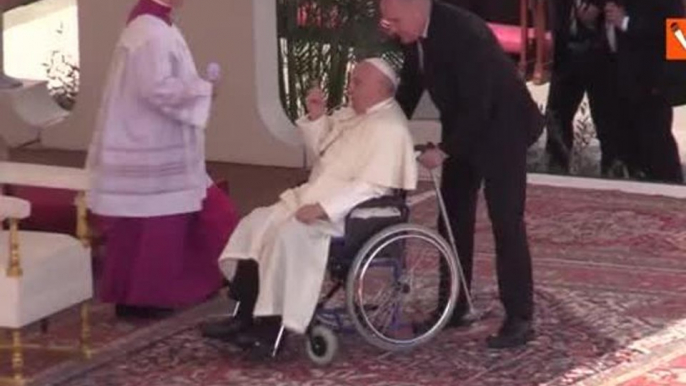 Domenica delle Palme, Papa Francesco passa con il papamobile e saluta i fedeli in piazza San Pietro