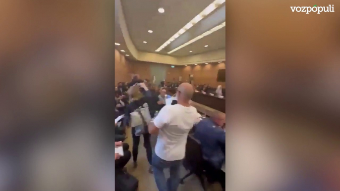 Familiares de rehenes de Hamás irrumpen en el Parlamento de Israel para protestar contra el primer ministro Netanyahu